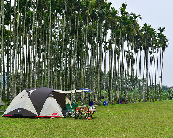 這露營區的草坪也太寬廣了吧！南投迦南美地生態體驗教育園區