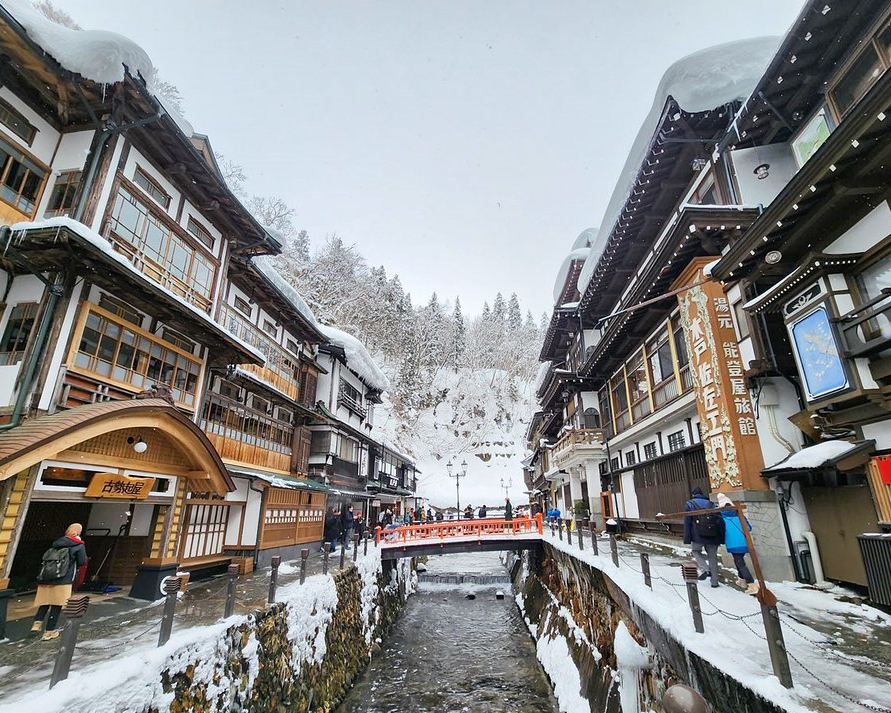 群山包圍的雪白美景，洋溢大正浪漫風情～日本銀山溫泉
