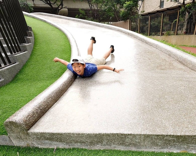 城市生態遊戲場，地景式遊具大玩跑酷～新竹綠光公園