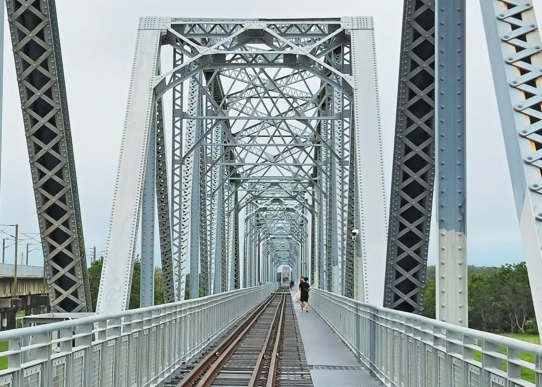 漫步舊鐵橋天空步道，觀看火車呼嘯而過～高雄舊鐵橋濕地教育園區