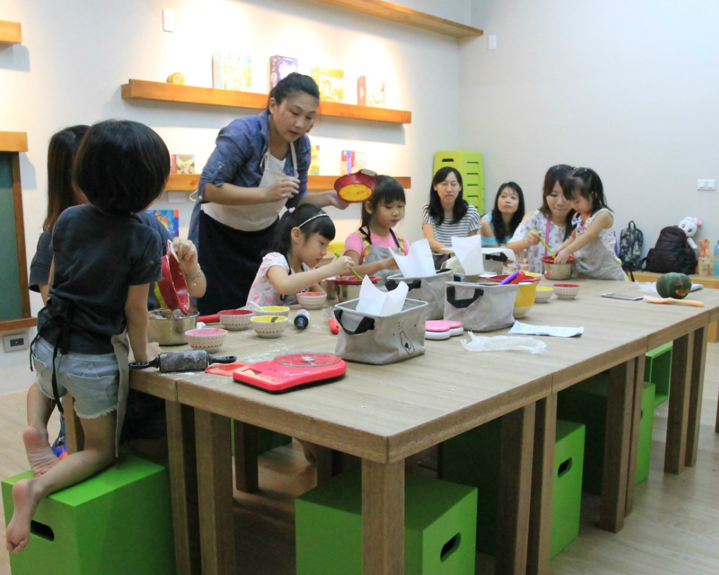 桌遊、塗鴉、遊戲室，多種課程親子共學～台南粱寶寶 玩學堂