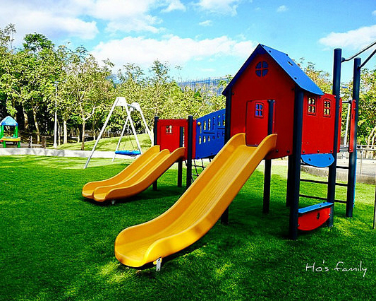 北市第一個人工草皮特色公園～台北中研公園兒童遊戲場