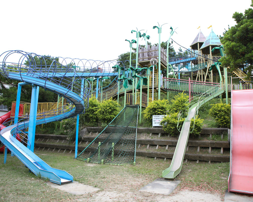 小山丘上盤踞著溜滑梯大王～沖繩上原高台公園