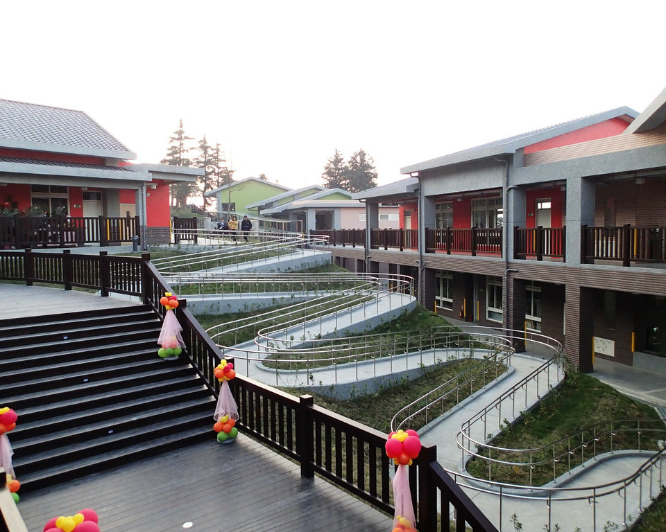 連大人都想變學生！令人驚嘆的彩色校舍～雲林樟湖生態國民中小學