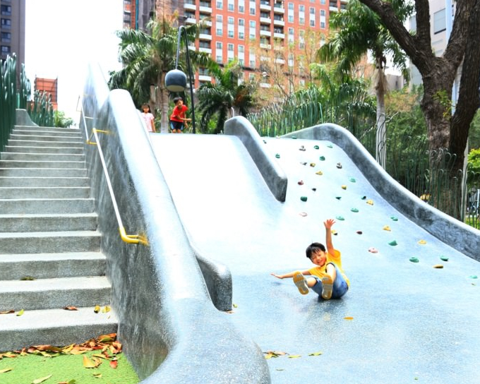 咕溜咕溜磨石溜滑梯，不停開發降落新姿勢～新竹中央公園 