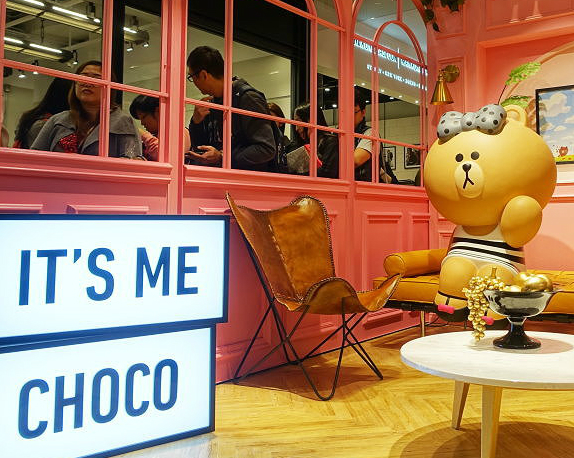 跟可愛的CHOCO一起拍照吧～台北LINE FRIENDS CAFE & STORE