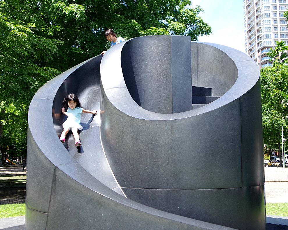 電視塔、烤玉米、溜滑梯，大人小孩都愛～北海道大通公園