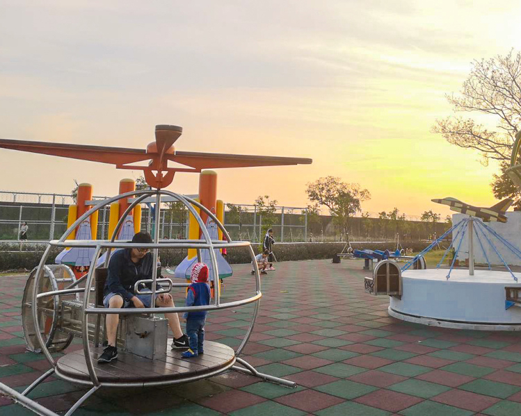 旋轉飛機、太空梭鞦韆，特色遊具融入航空意象～台南大恩特色公園