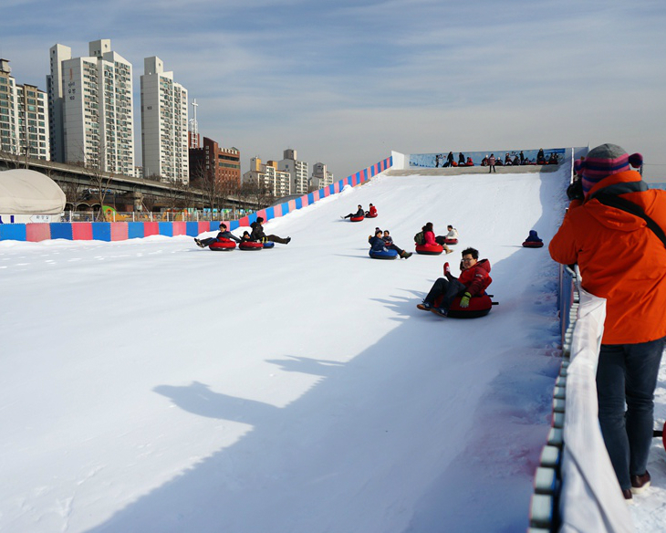 搭上地鐵滑雪盆！首爾纛島遊園站