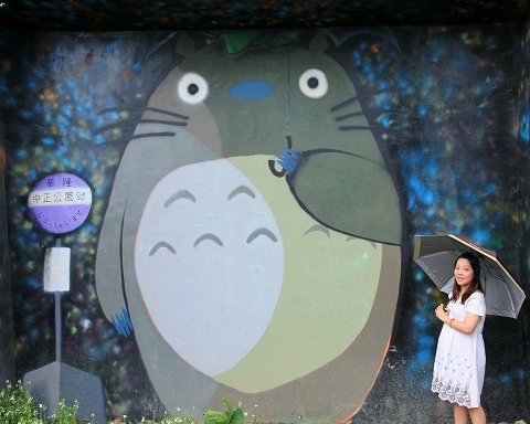 基隆中正公園龍貓公車站，跟豆豆龍一起幸福等車吧！