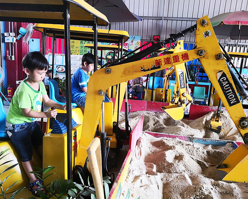 迷你挖土機樂園，瘋狂飆車不怕曬～台中9453西瓜親子童樂會