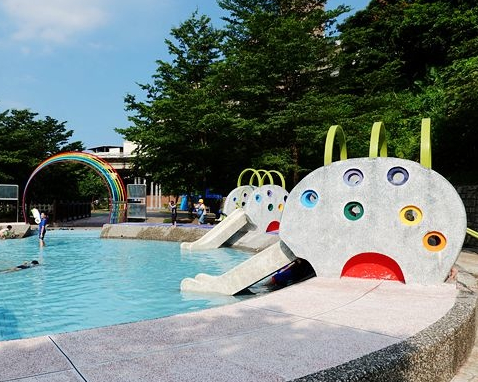 大象溜滑梯戲水池，噴水棧道衝一夏～基隆暖暖親水公園