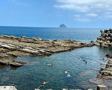 天然海水池，與七彩斑斕小魚一同共游～基隆海興游泳池