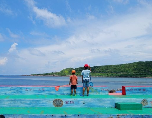 小學外的天然戲水池，迫不及待翻牆浮潛去～貢寮福連國小