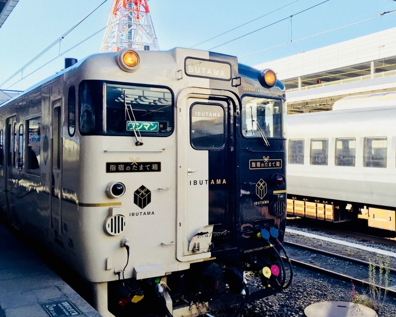 移動的黑白列車，雙人書櫃座設計好驚奇～鹿兒島指宿之玉手箱