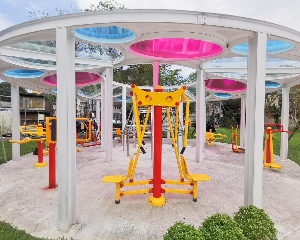 彩色圓頂體健區，運動自帶琉璃光～宜蘭羅東九號公園全齡共融式遊戲場