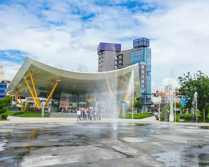 綠籬迷宮散散步，定時噴水消暑氣～高雄中央公園