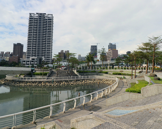 由自行車道編織出的美麗公園～高雄愛河之心