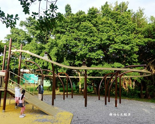 飛天環形溜索，搖搖小巴、滑步車道吸引車車迷～台北哈囉公園(中正河濱公園)