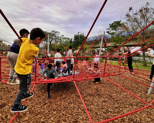 水管鑽進大沙坑，蹦蹦彈跳床×攀爬網～宜蘭冬山鄉政公園遊戲場