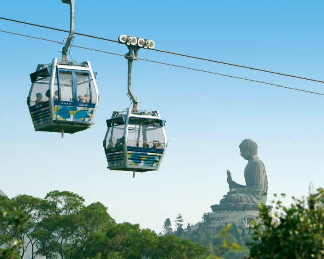 乘坐空中纜車，鳥瞰山林之美，飛越天壇大佛～香港昂坪360