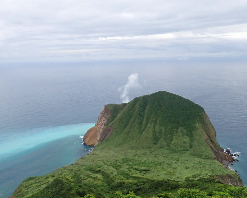 登1706階挑戰401高地，俯瞰牛奶海×龜首磺煙～宜蘭龜山島