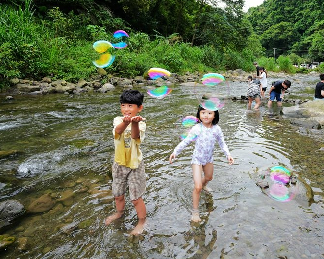 野溪撈魚打水仗，親子夏日消暑勝地～新竹北埔冷泉