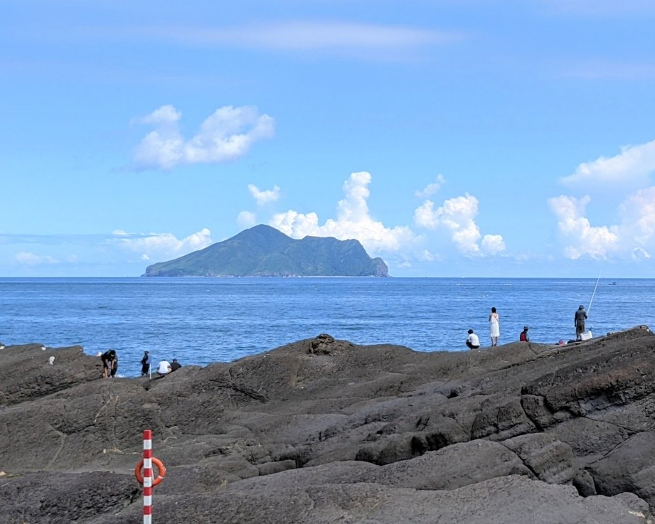 出門走走，有藍天、有海岸、有龜山牌球鞋～宜蘭大坑自行車道