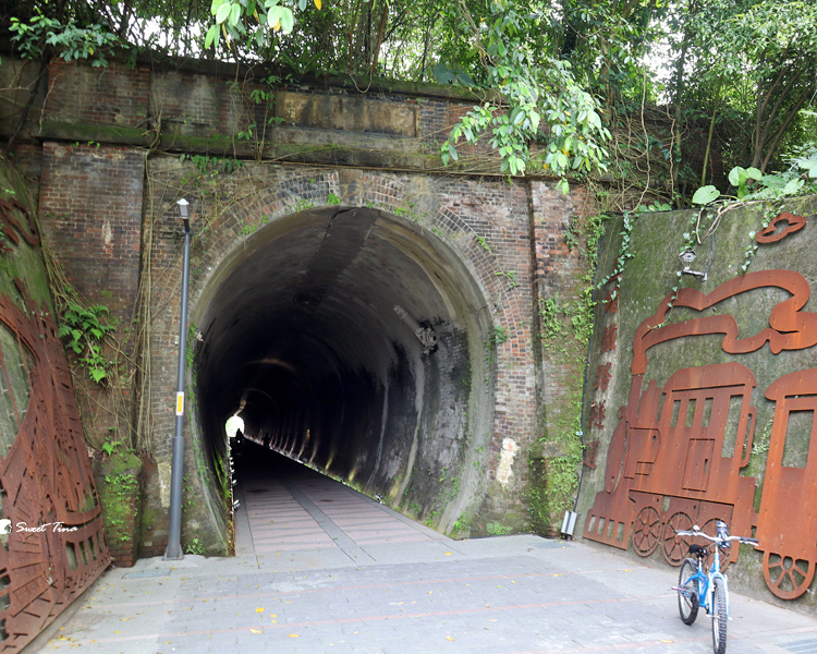 與火車並行，舊隧道體驗懷舊氛圍～汐止基隆河自行車道(五堵隧道自行車道)