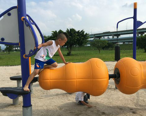 攀爬吧孩子！夏天就是盡情揮灑汗水～三重幸福水漾公園