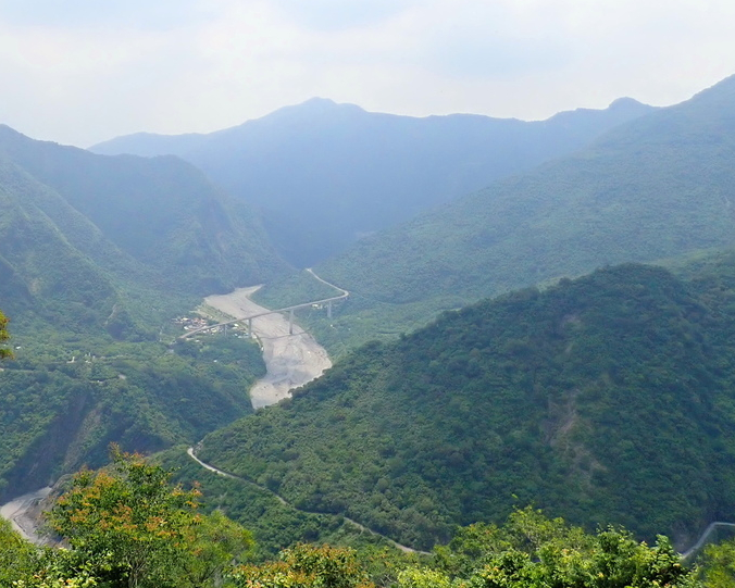 遠眺谷川大橋，群山大景隨手可得～屏東神山部落樟樹林步道