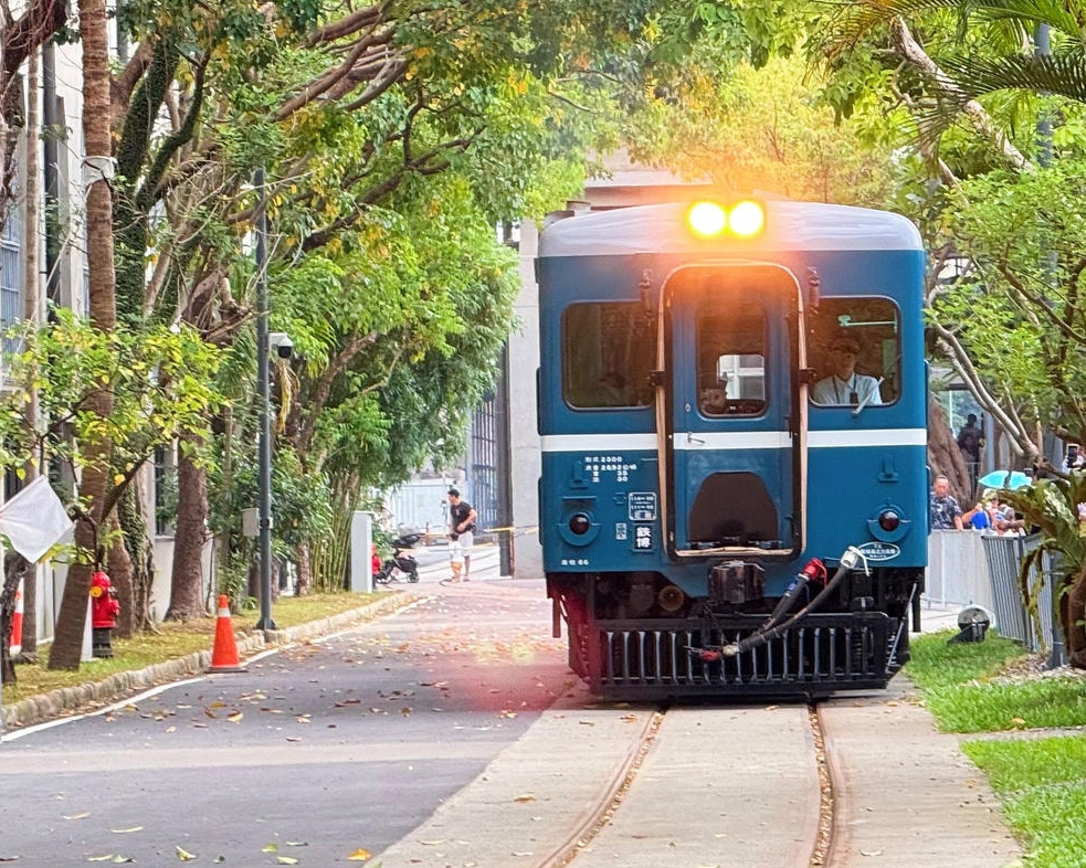 鐵道迷不能錯過，復古藍皮火車出發～台北國家鐵道博物館