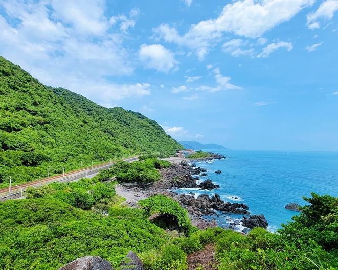 蘭陽八景之一，望盡礁岩浪花、海天一色、火車奔馳～宜蘭北關海潮公園