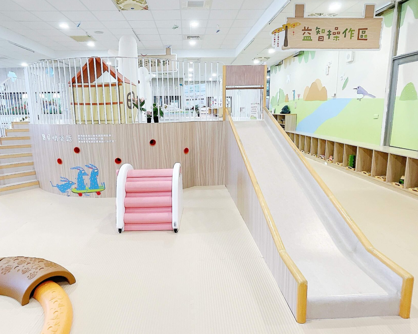 木作玩具主題遊戲區，室內也能大玩溜滑梯～桃園平鎮親子館
