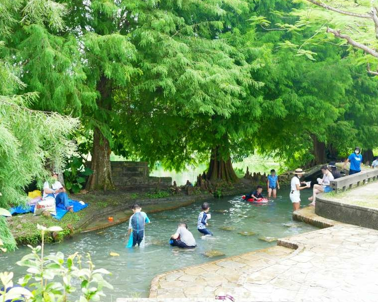 透中晝也有絲絲涼意，湧泉戲水不怕曬～宜蘭雷公埤