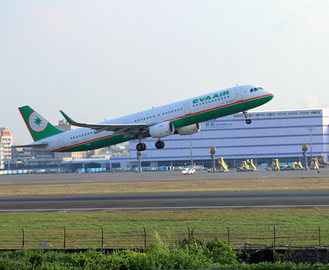 左手喝咖啡、右手小動物，眼前還有零距離飛機起降～高雄天空之城休閒農場