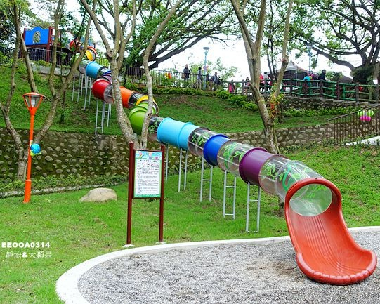 森林裡的遊戲場，彩虹樹藤溜滑梯好亮眼～三峽中山公園