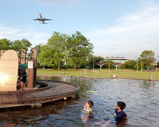 消暑新選擇，泡水慵懶看飛機～台北內湖運動公園