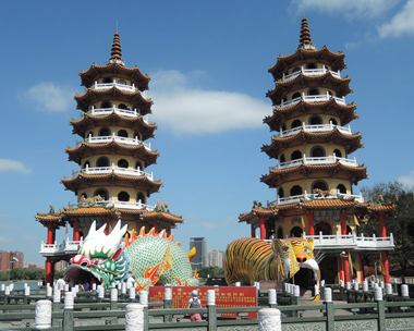 龍進虎出春秋閣，登高鳥瞰夏日荷景～高雄蓮池潭