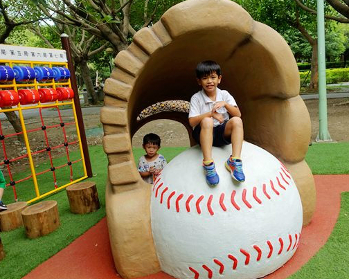 首座棒球主題公園，超大球具好吸睛～新莊體育園區共融式遊戲場