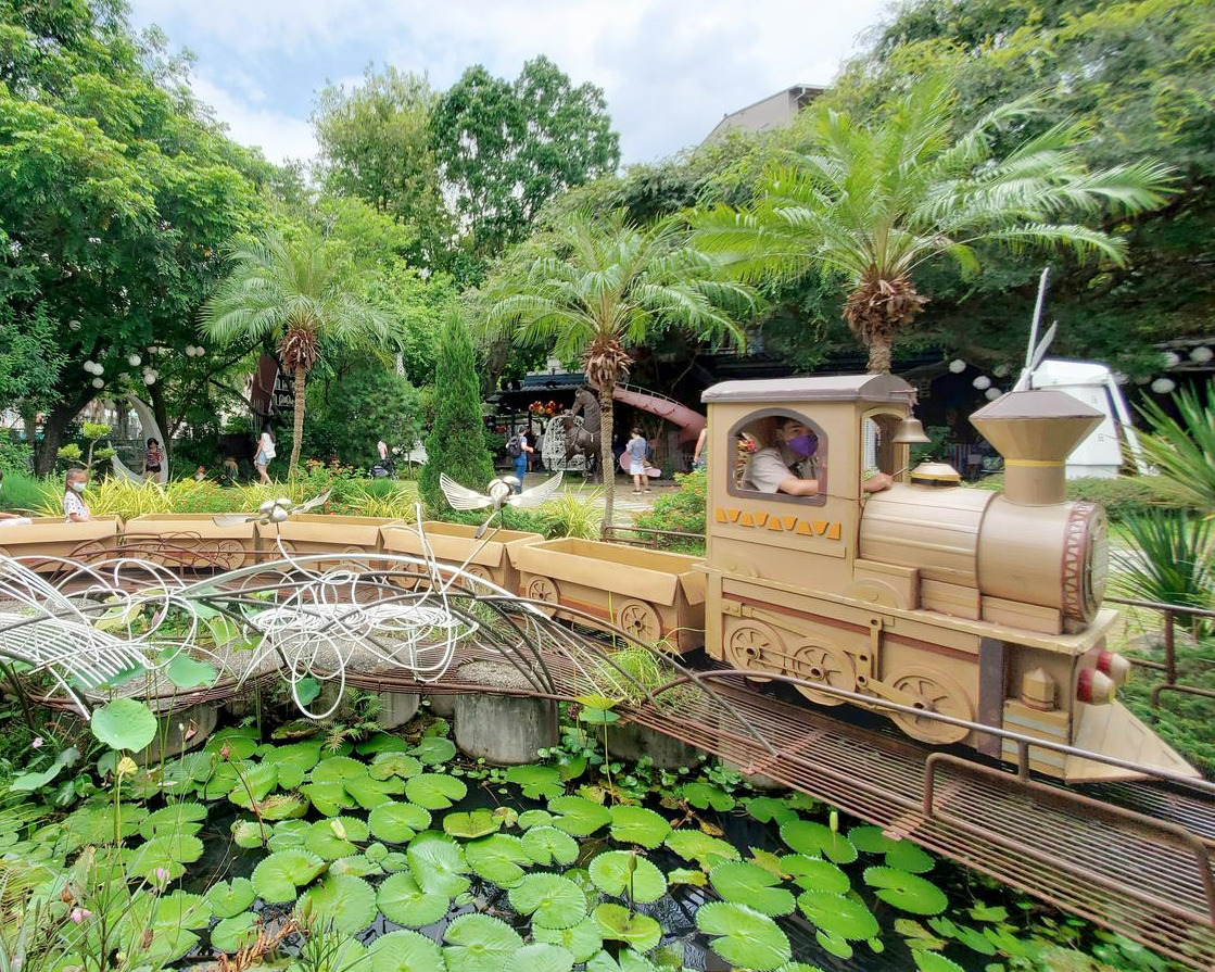 小火車穿梭，遊遍世界知名建築～台中紙箱王創意園區