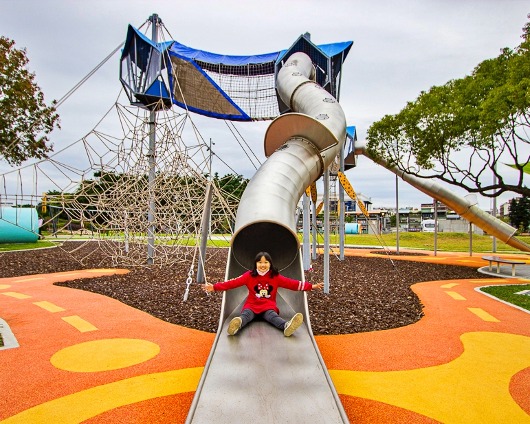 尖叫連連塔台溜滑梯，玩遊具兼看飛機～台北新生公園地球旅行遊戲場