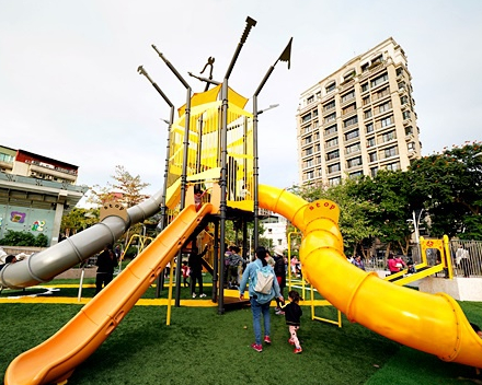 打鐵要趁熱，溜滑梯要趁好天氣～台北建成公園