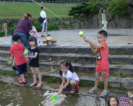 溪邊抓魚、水仗開戰、清涼一夏！台北大溝溪親水公園