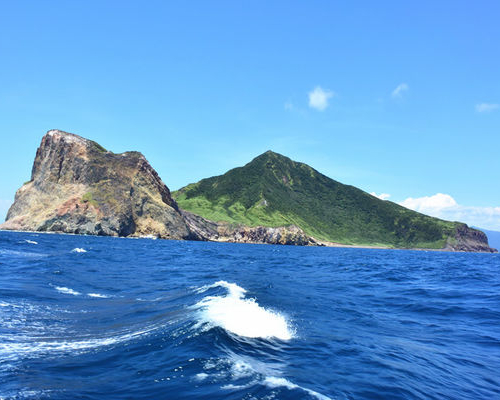 龜首看牛奶海，龜尾鑽軍事坑道～宜蘭龜山島