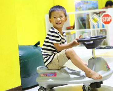 小孩版道路駕駛！超多豐富的遊樂設施～台北樂福Love親子館