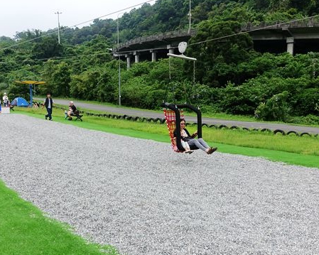 溜索＋大草皮，親子野餐放電趣～台北山水綠小樂園