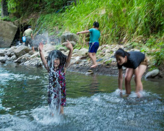 戲水、溯溪、抓蝦趣，盛夏消暑露營地～南投新月生態農場