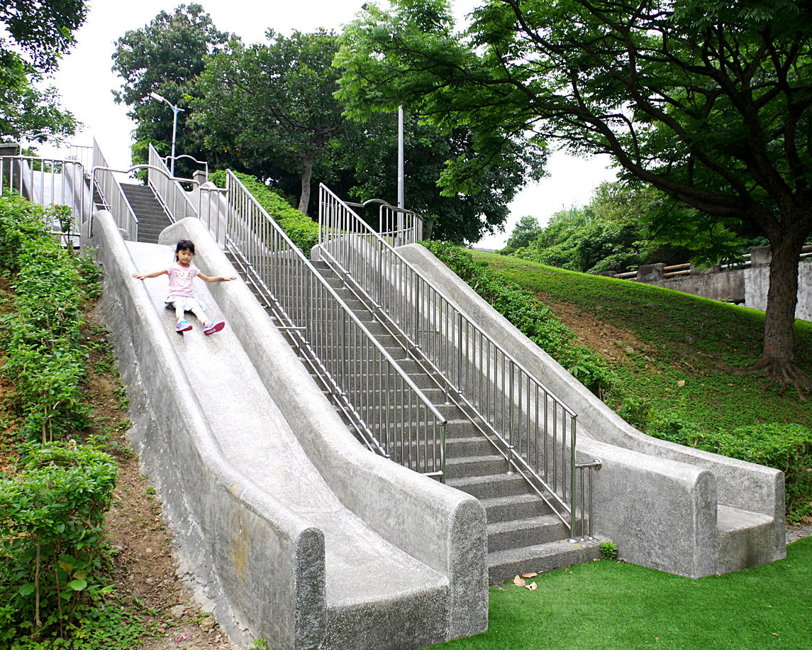 又高又快！超刺激雙層石頭溜滑梯～台北石潭公園綠地