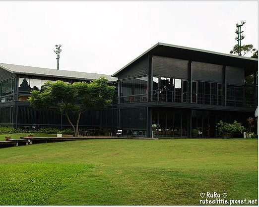 綠地、湖水與藍天包覆的餐飲空間：綠風草原